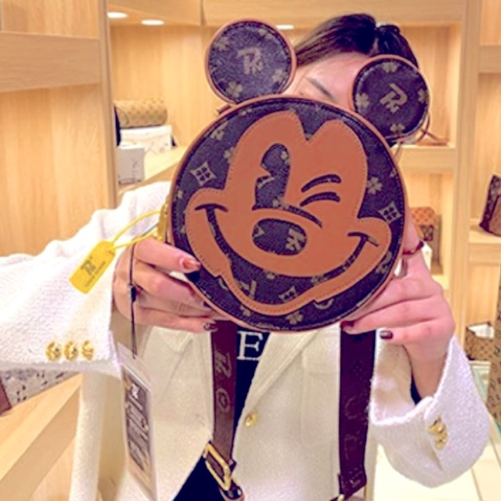 ✨$450✨ WATER PROOF MICKEY MOUSE ZIPPER CROSSBODY BAG Disney land - Picture 2 of 14